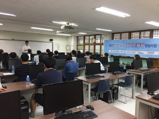 현대오토에버가 사회공헌 프로그램인 'IT 꿈나무 성장지원'의 하나로 특성화 고교생을 대상으로 네트워크 분야 자격증 취득을 지원한다. 사진은 이 회사가 지난해 선린인터넷고교에서 진행한 '인성 우수 화이트해커 양성사업' 관련 교육 모습.  현대오토에버 제공